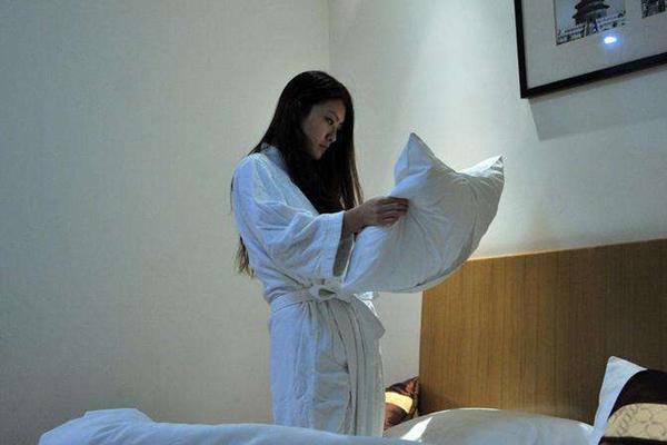 美女拎包入住高档酒店不交房费还可以领钱前台人家是在工作