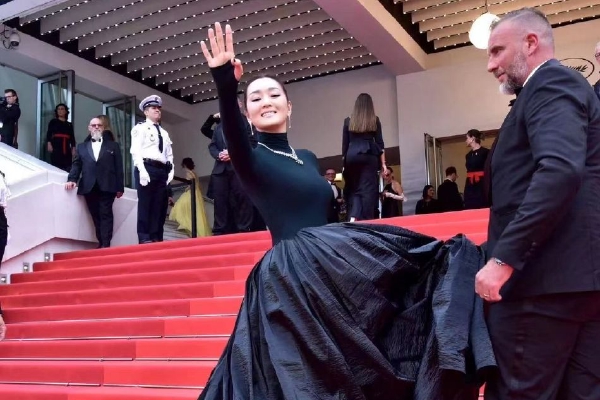 康健速递-""-湖北秭归一辆小型客车坠入长江致4人殒命3人失踪 