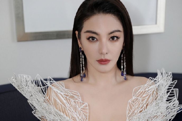 据网传: 40 ℃的高温，，，，排队 50 分钟也要喝！"泉源  中国青年报