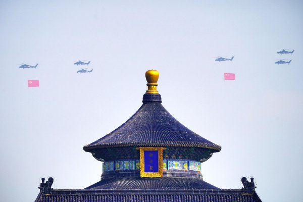 55岁大妈同时交往4个男友 发生关系时穿紧身衣化浓妆 55岁大妈同时交往4个男友 发生关系时穿紧身衣化浓妆