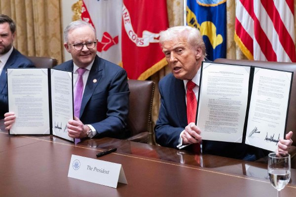 三星堆公布重大发现！专家：种种迹象表明，三星堆可能爆发过内战，神权贵族集团受到严重打击，城市水系也因此改变