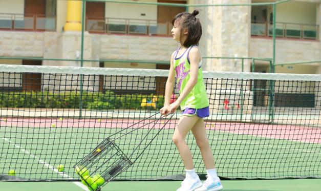 田亮曾经晒出一张九宫格网球照片,可以看出森碟打网球照,绑着双马尾的