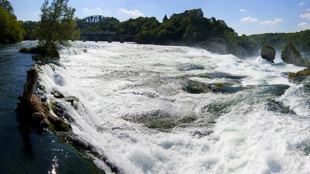 莱茵瀑布位于瑞士北部莱茵河的上游,是莱茵河在其1232公里的流程中