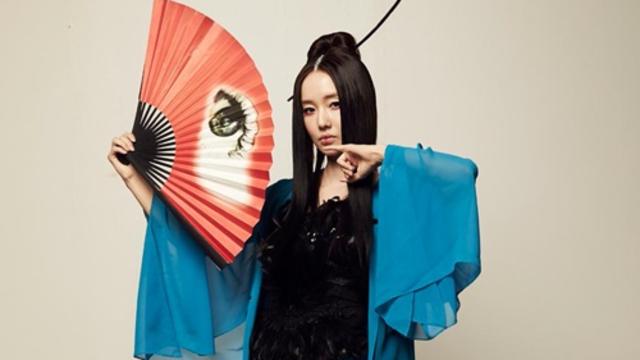 李贞贤这个名字你可能不知道,但一定听过这首经典《哇》,当年她用小指