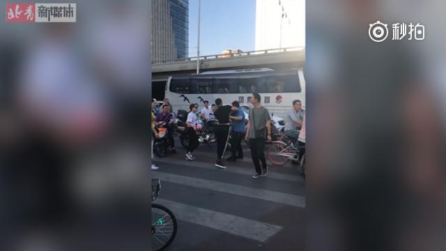 视频：男子北京双井路口打人 疑似使用专业格斗技术