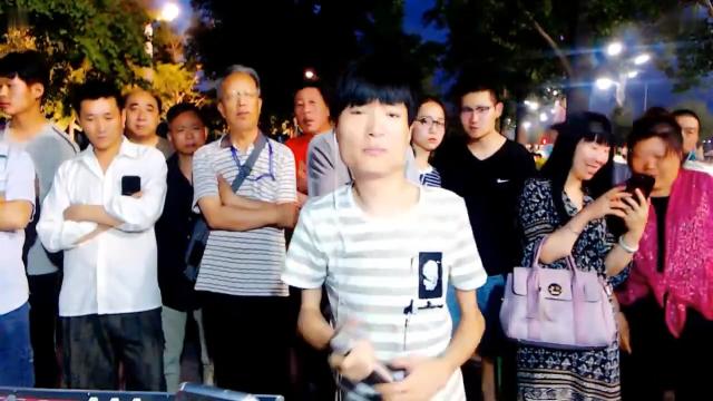 流浪歌手王亮翻唱一首刀郎的经典老歌《西海情歌》唱的真新好听!