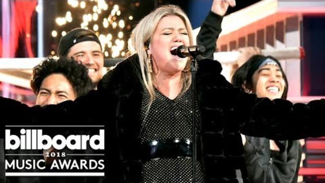 Kelly Clarkson于2018公告牌音乐奖带来表演《