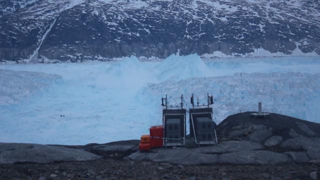 震撼！格陵兰6.5公里长冰川崩解