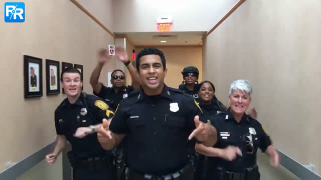 美国警局对口型挑战-人人视频app的秒拍