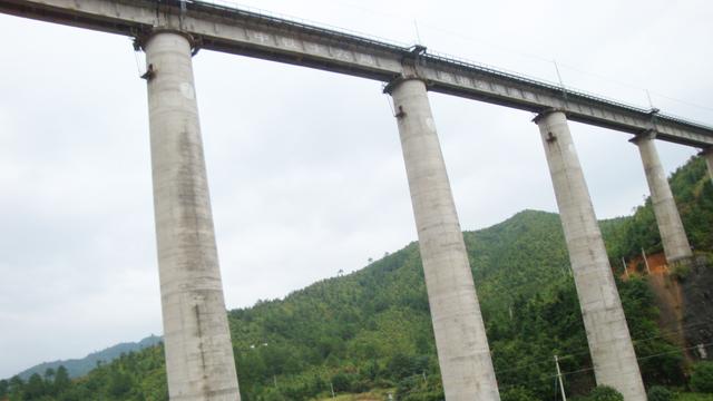 高架桥的桥墩这么粗大,为何与桥面连接的支架却很小巧?