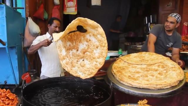 印度人街头做大饼,一张饼一天都吃不完.