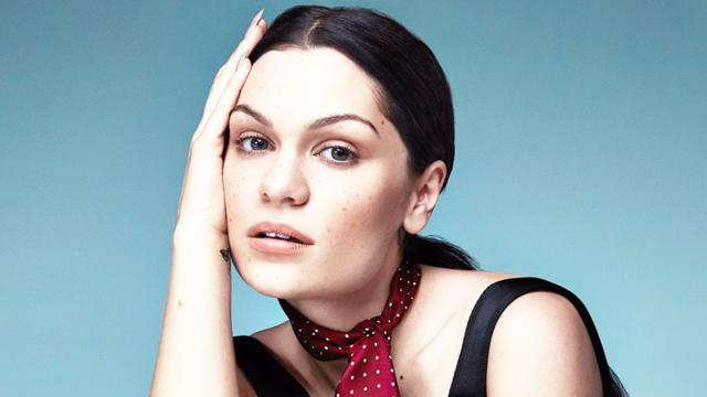 惊艳!2018欧冠决赛开幕式上的英国女歌手,长相