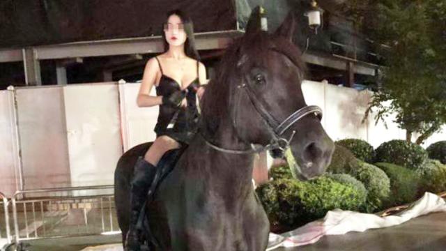 上海女拍照:吊带美女深夜上海闹市骑马 抖音疑似骑马女已扒出