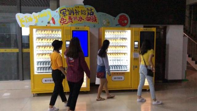 学姐被一帮军训的学弟调戏了,求皇家翻译成文