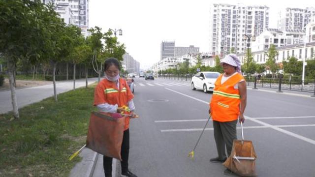 西安两检查员故意扔烟头陷害环卫工?官方这