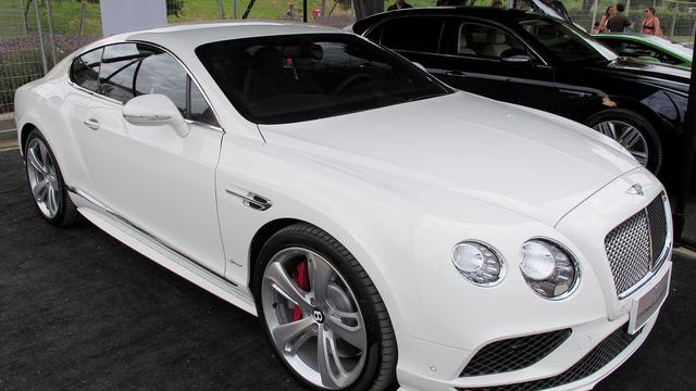 面包车司机果然有经验 看见宾利急刹 一把方向撞护栏