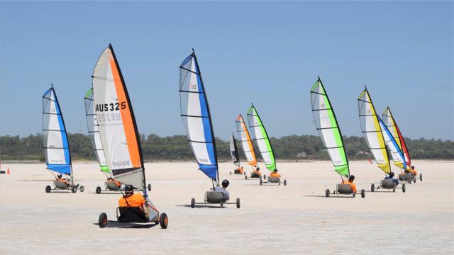 老外发明帆船车,架起风帆就能玩耍,体验陆地帆船的感觉