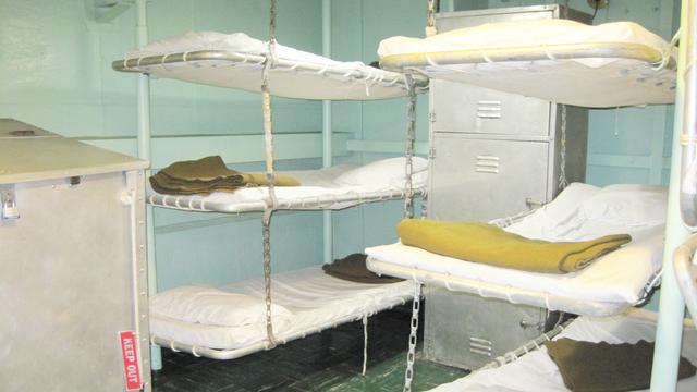 美国航母上,军官和士兵都是如何分配宿舍的?