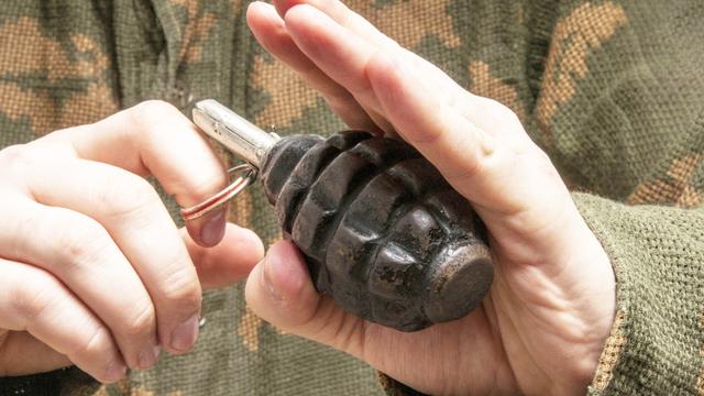 法官:你知道这个手榴弹咋操作吗?警察当场拉开保险销