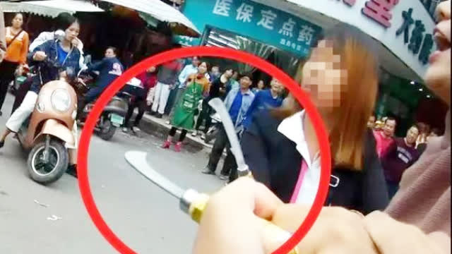当街砍交警:女子当街持刀砍交警 被正面抱摔制服