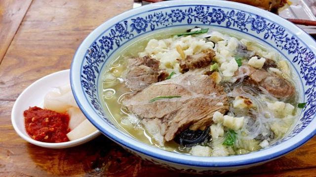 两个地方都有羊肉泡馍,只是做法不一样.