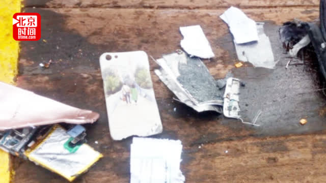 视频：无人生还！印尼狮航客机坠海 看到打捞出的手机壳泪目了