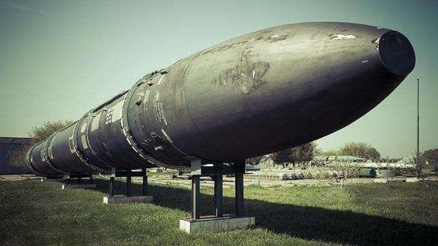 乌克兰突然出手全球最大导弹重200吨射10000公里谁敢接盘