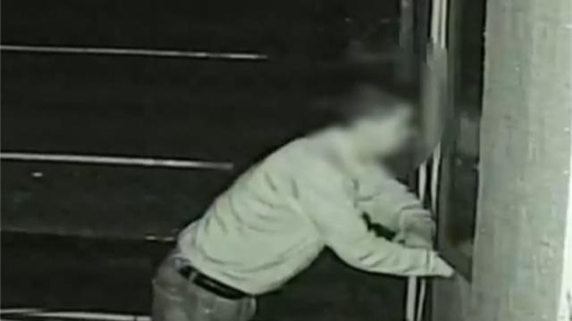 窗户伸进一只手！女子独自住酒店洗完澡后竟遭偷拍