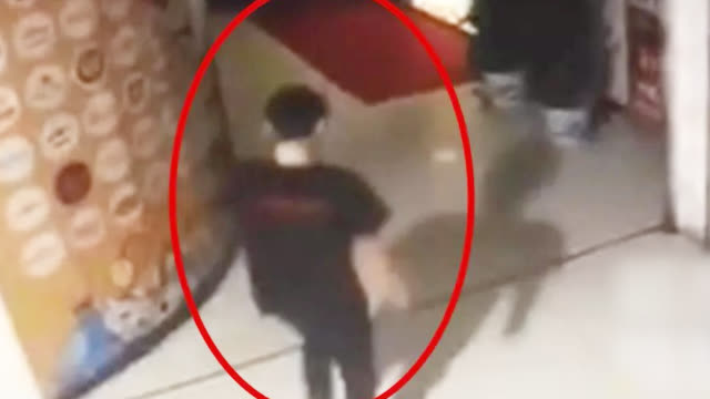 海底捞男员工潜入女厕偷拍 被查后大哭自抽嘴巴