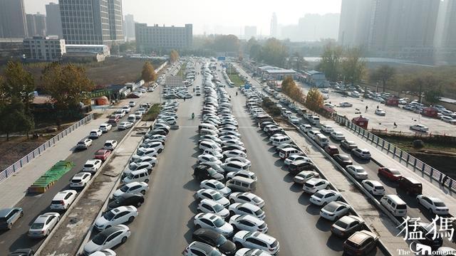 未来路成免费停车场 近千辆车占据道路