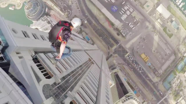 虽然是老视频了,但是看着这群人从这么高的楼上跳下去真的好刺激啊