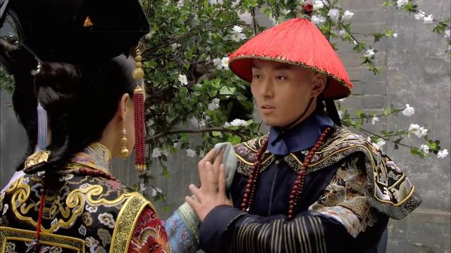 甄嬛传:回宫时甄嬛为什么还会拂去允礼身上的落花?
