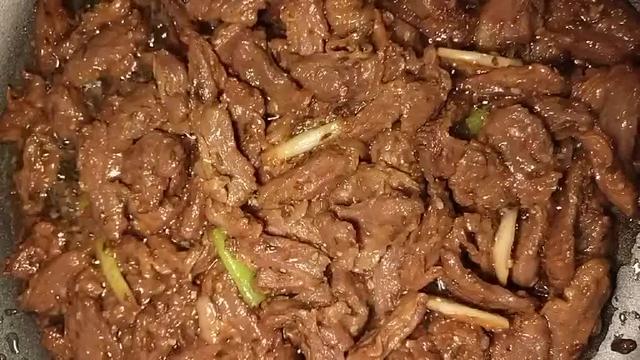 连皮带肉炒着吃,比卤着吃简单,猜猜是何物?