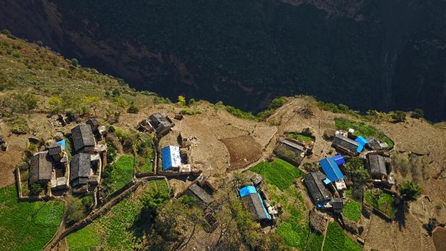 大凉山悬崖村被投6亿多建设,现有网络有医疗,网友却不买账了