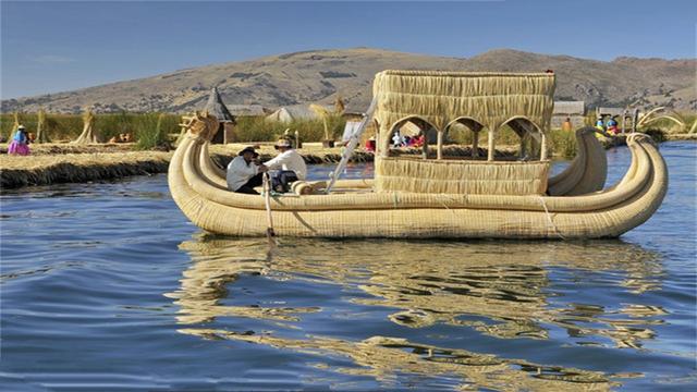 在很久以前,乌鲁斯民族为了逃离战乱,乘着船到了喀喀湖,然后用芦苇