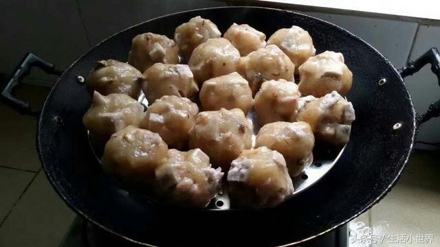 客家小吃,芋丸;是用木薯粉为主料,加上猪肉,香菇,胡椒粉,花生米,等