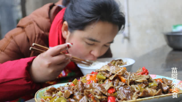 『苗大姐第一次做卤肥肠,再配泡椒酸辣椒一炒,米饭扒着吃