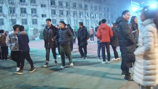 高校宿舍失火禁止拍照 广播：直接删了