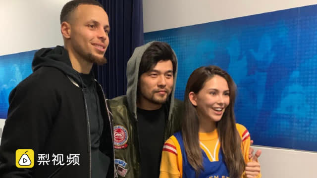 视频-周杰伦现场观战湖人勇士比赛 与库里合影
