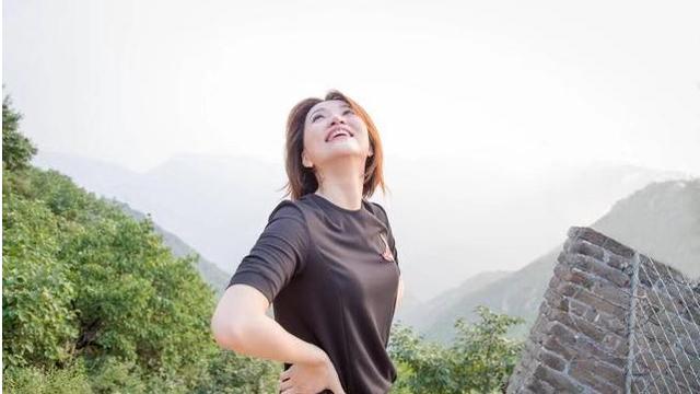 45岁董卿无缘19年春晚,独自一人爬长城,笑容灿烂活泼似少女