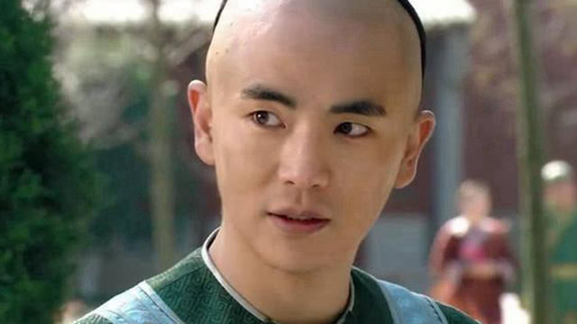 甄嬛传:温实初猜出了酒有问题,为何还连喝3杯?男人惯用的套路