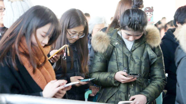 中国网民高达8.29亿,每天上网4小时,98%都是用手机