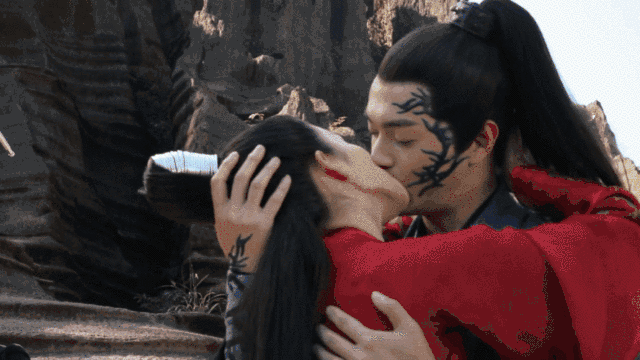 招摇许凯拍吻戏亲完埋在白鹿手臂上摇澜夫妇可以改名了