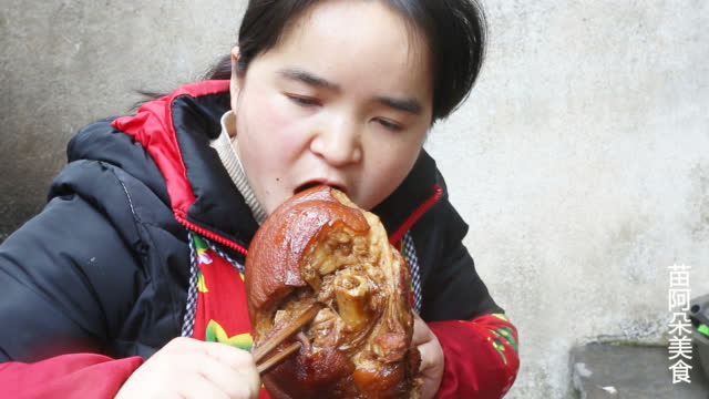 苗大姐整个猪肘子做来吃,用力啃骨头,大口吃肥肉,不得了( )
