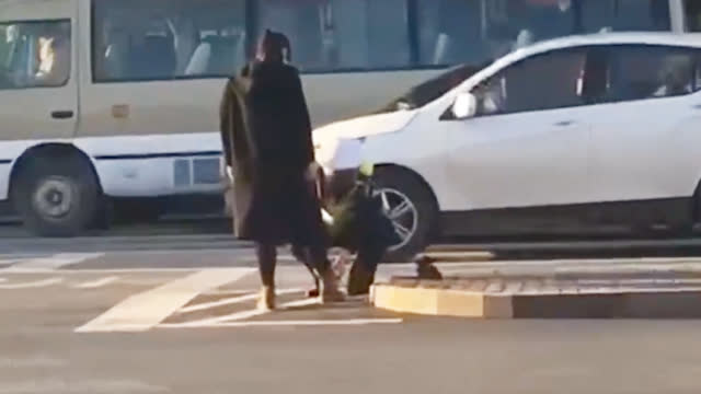 网友爆料: 吉大一院四楼挂号处,家人去窗口取号