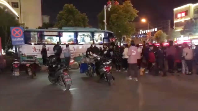 爱心涌动！江苏盐城化工厂爆炸后 市民自发排队献血