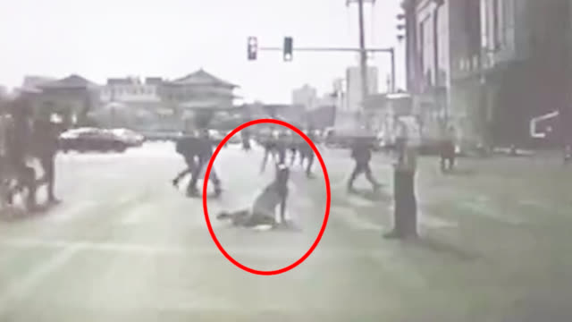 小姐姐為搭訕交警 竟在斑馬線上演假摔
