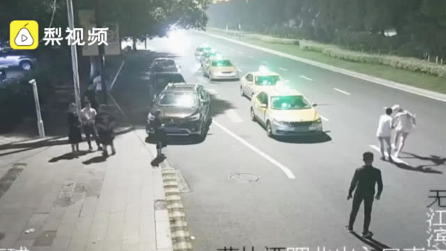 南通火车站送客区:车辆下客即走 否则抓拍违停