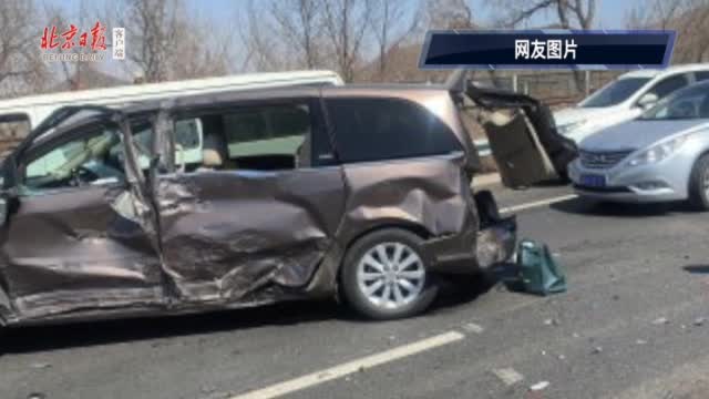 八达岭高速:北京八达岭高速发生严重车祸 现场一片狼藉