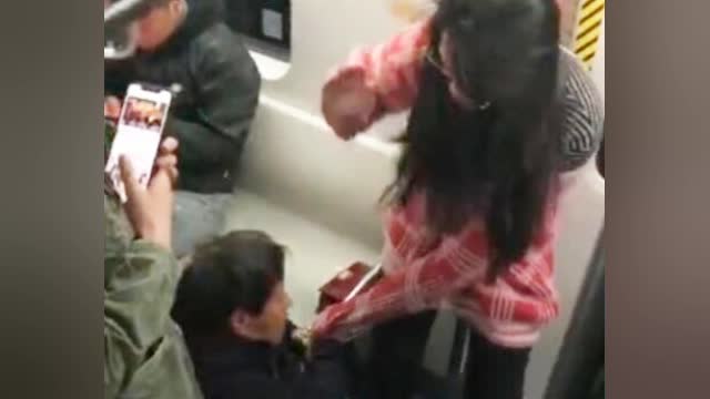 北京地铁打架:北京地铁早高峰女子踹打老人 乘客:她被骂后打人